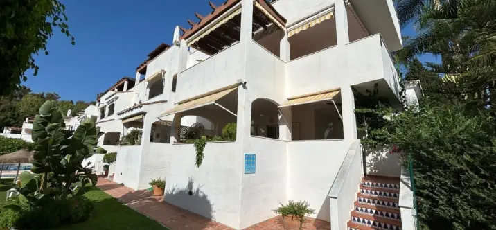 Venta de apartamento en planta media en Marbella 0