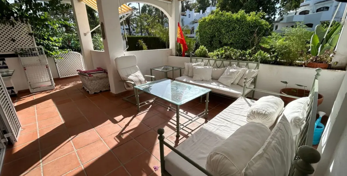 Venta de apartamento en planta media en Marbella 2