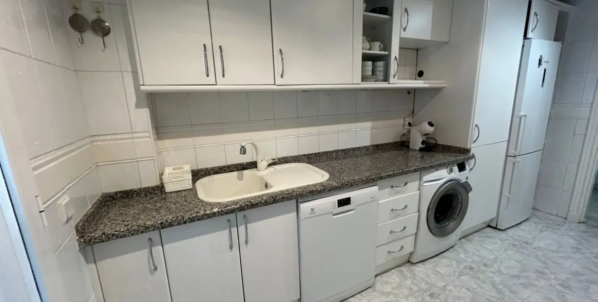 Venta de apartamento en planta media en Marbella 3