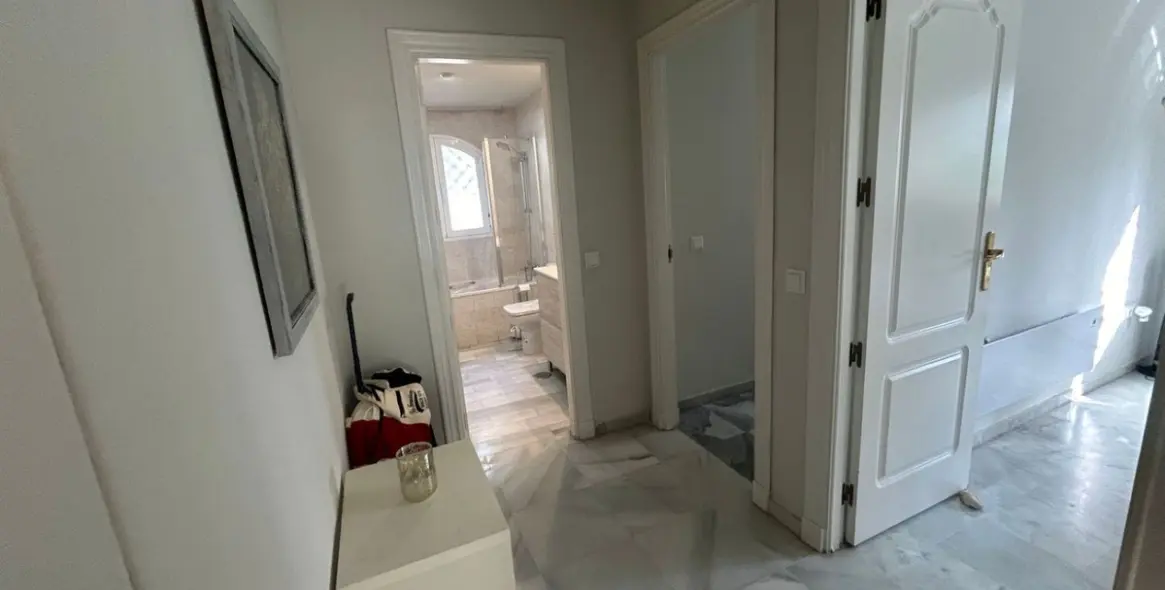 Venta de apartamento en planta media en Marbella 12