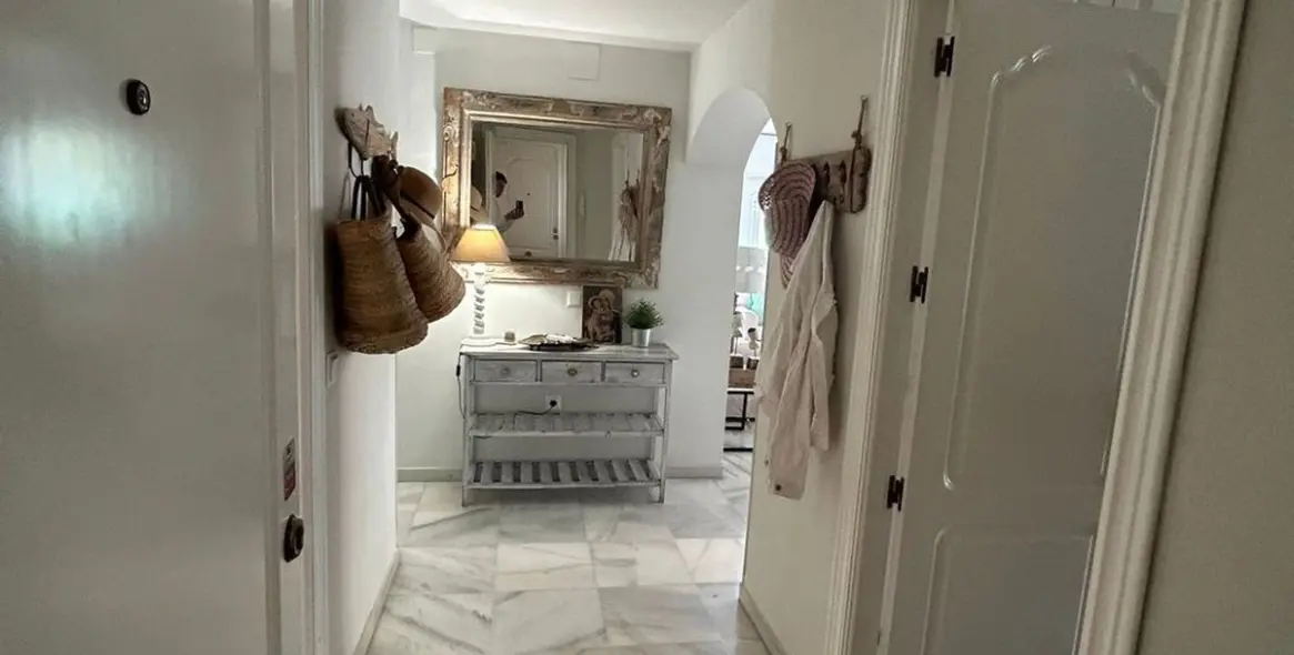 Venta de apartamento en planta media en Marbella 13