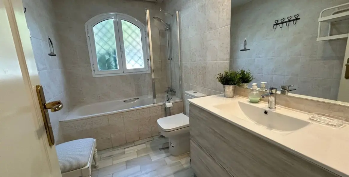 Venta de apartamento en planta media en Marbella 19