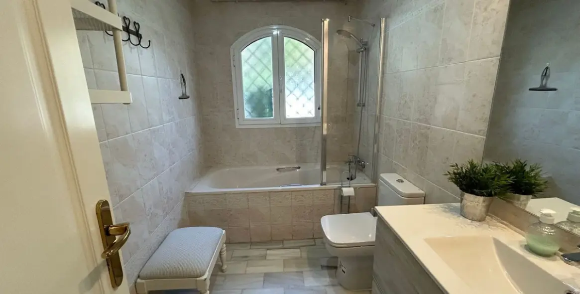 Venta de apartamento en planta media en Marbella 20