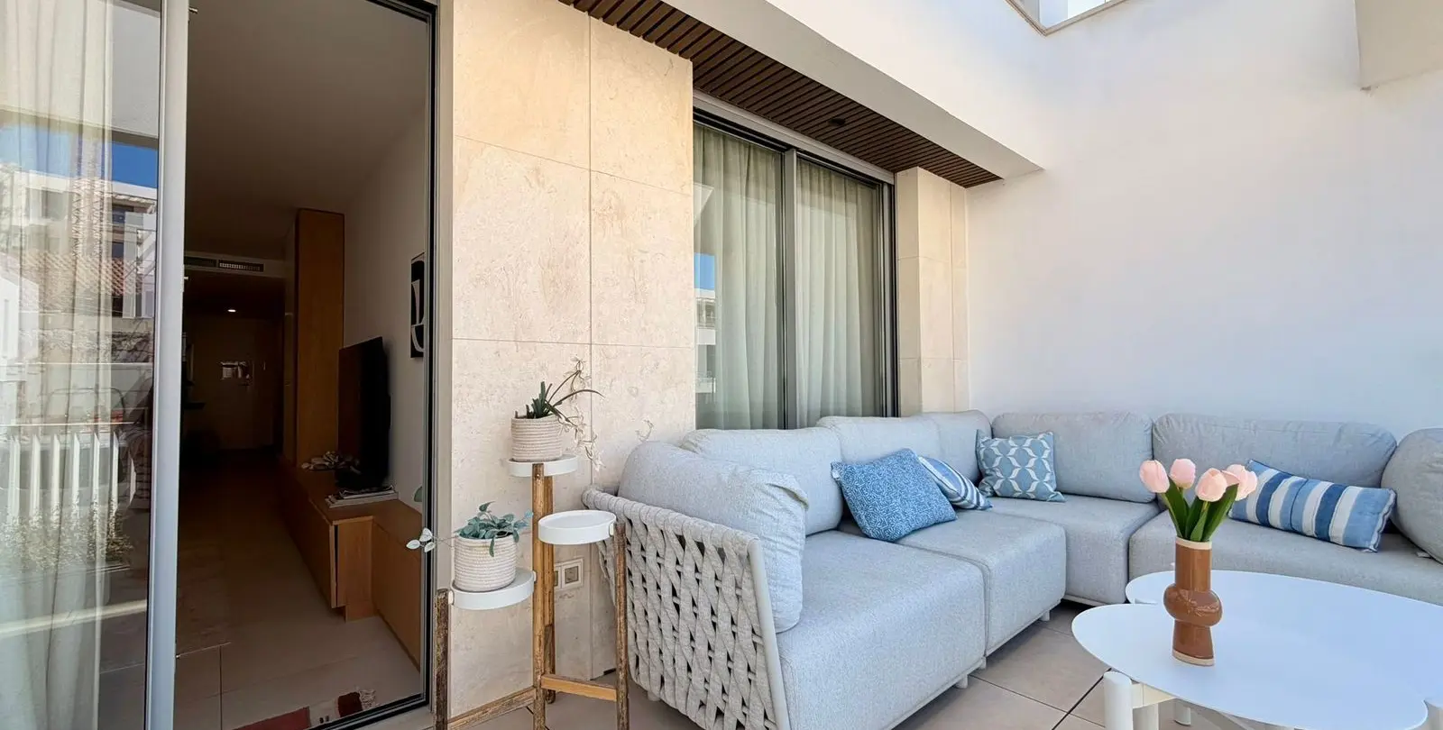 Venta de apartamento en planta media en Elviria 2