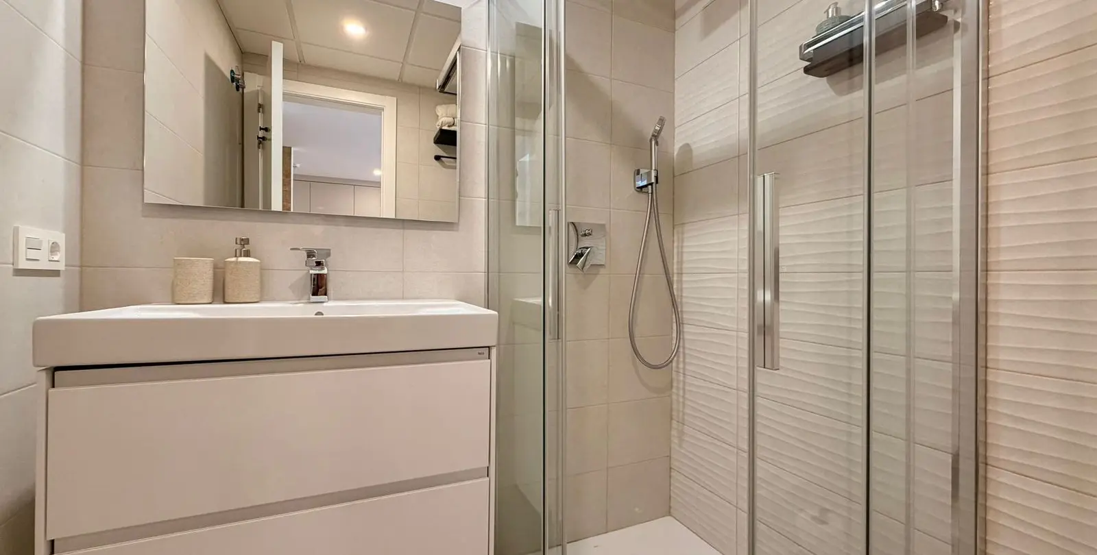 Venta de apartamento en planta media en Elviria 17