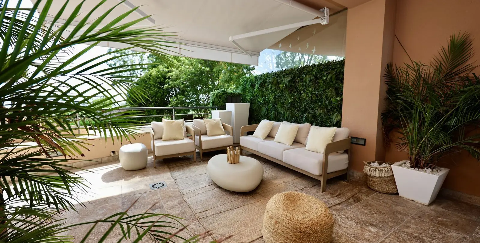 Venta de apartamento en planta media en Nueva Andalucía 2
