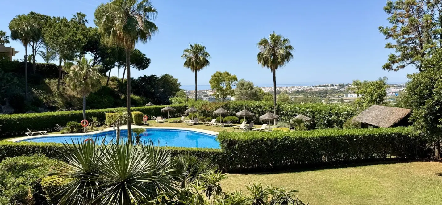 Venta de apartamento en planta media en Nueva Andalucía 3