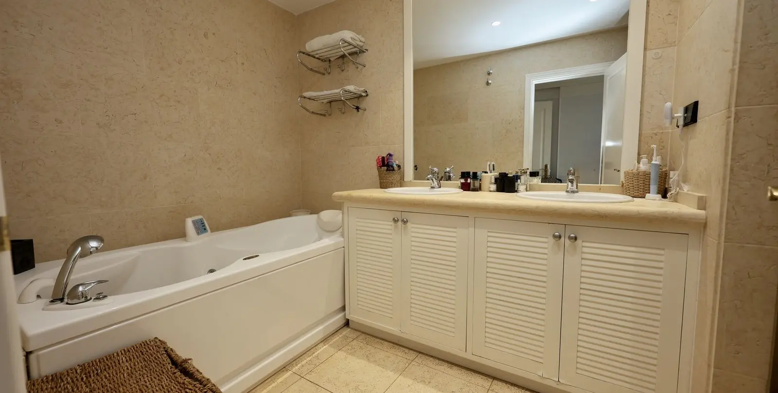 Venta de apartamento en planta media en Nueva Andalucía 28