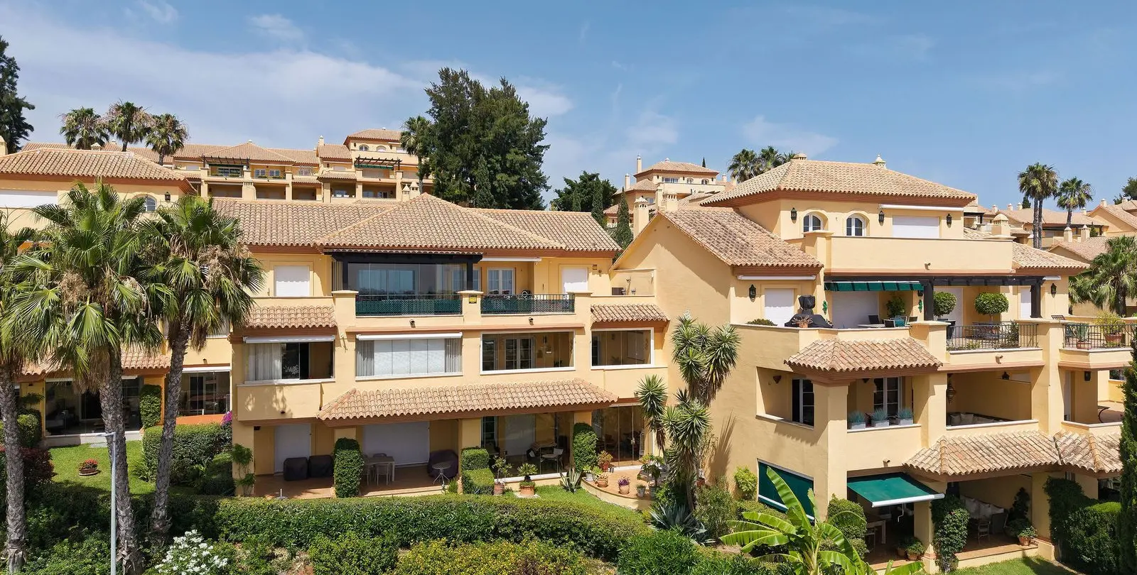 Venta de apartamento en planta media en Nueva Andalucía 28