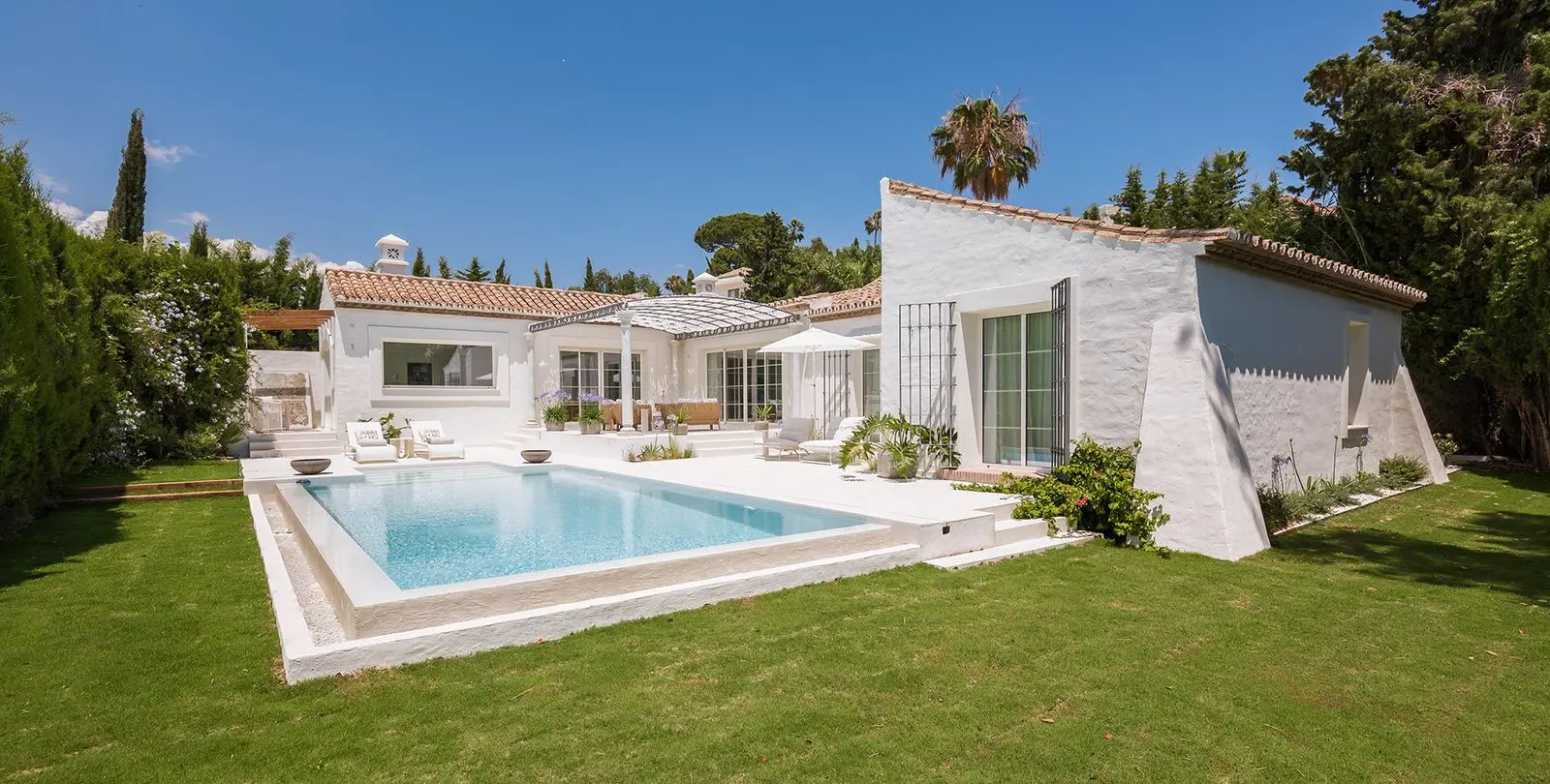 Sale of detached villa in Guadalmina Alta 1