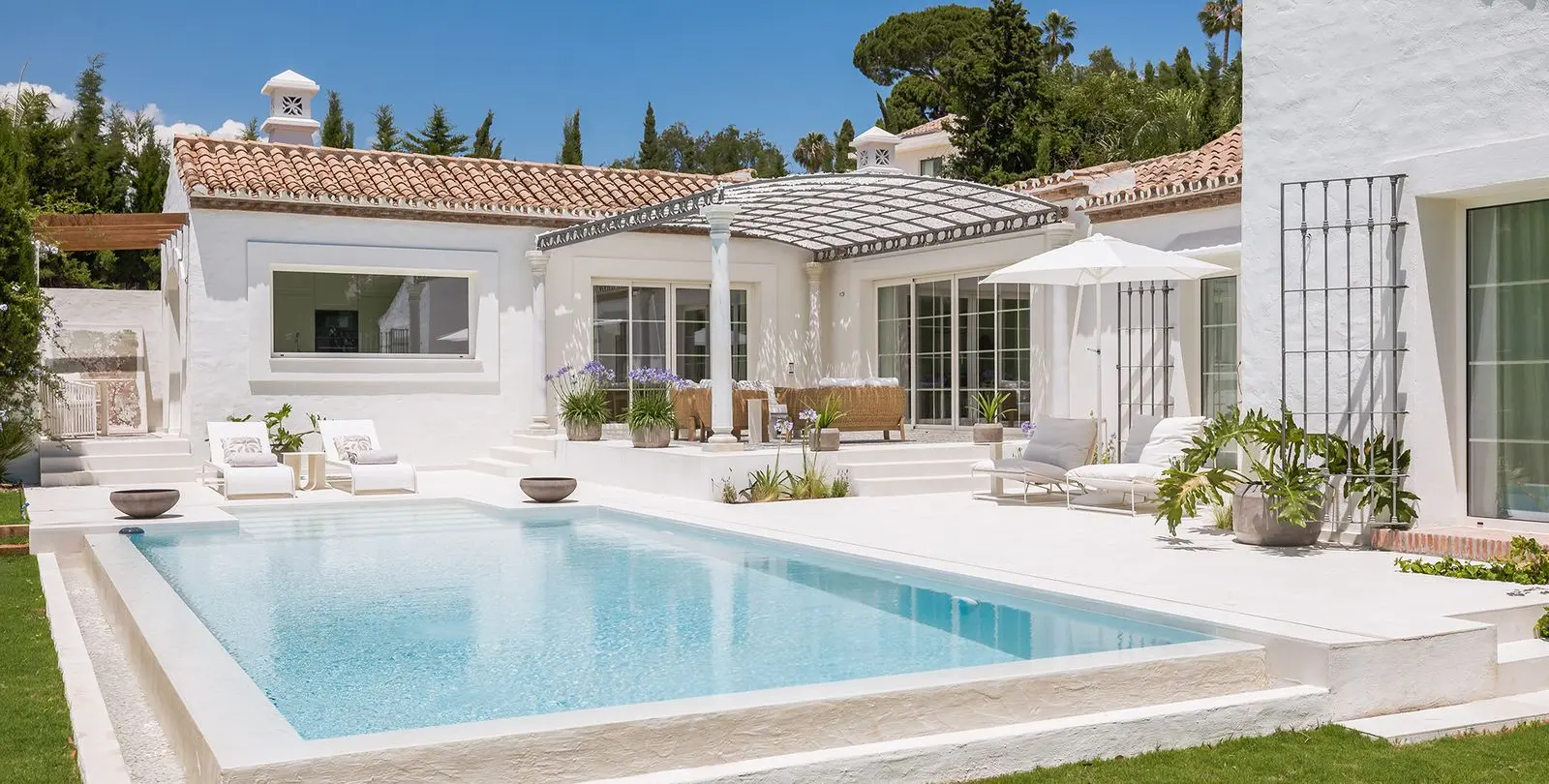 Sale of detached villa in Guadalmina Alta 13