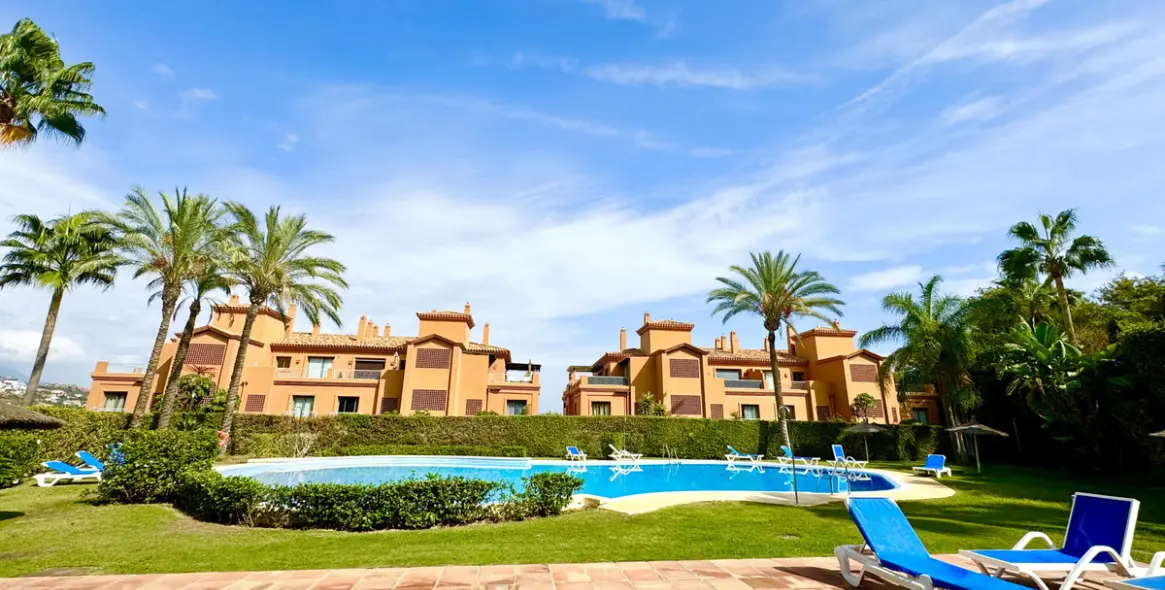 Alquiler a corto plazo de apartamento en planta media en Estepona 1