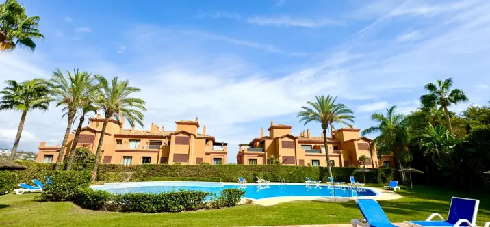 Alquiler a corto plazo de apartamento en planta media en Estepona 0