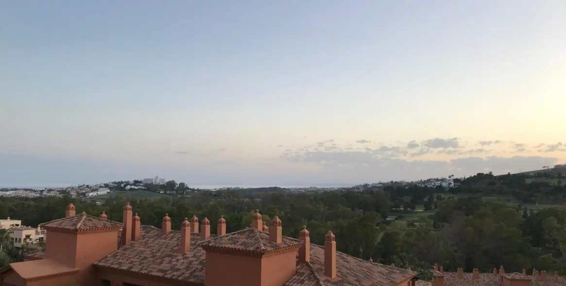 Alquiler a corto plazo de apartamento en planta media en Estepona 2