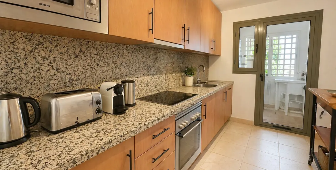 Alquiler a corto plazo de apartamento en planta media en Estepona 5