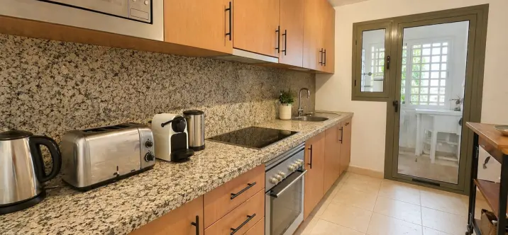 Alquiler a corto plazo de apartamento en planta media en Estepona 4