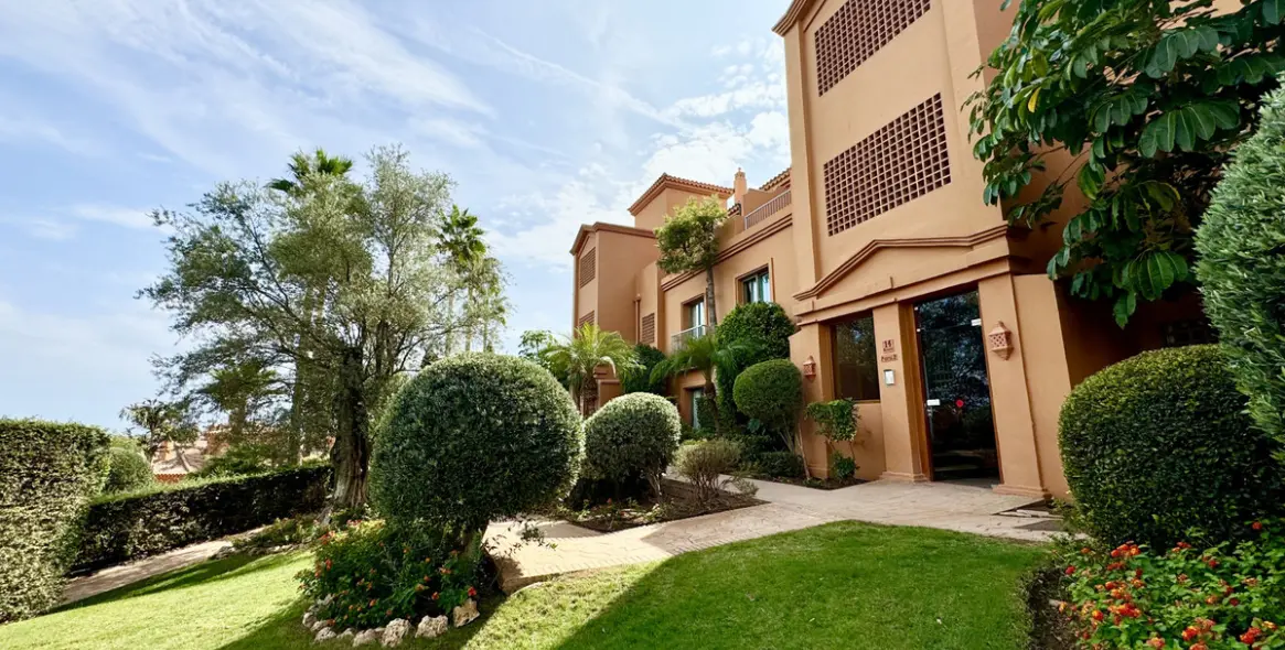 Alquiler a corto plazo de apartamento en planta media en Estepona 11