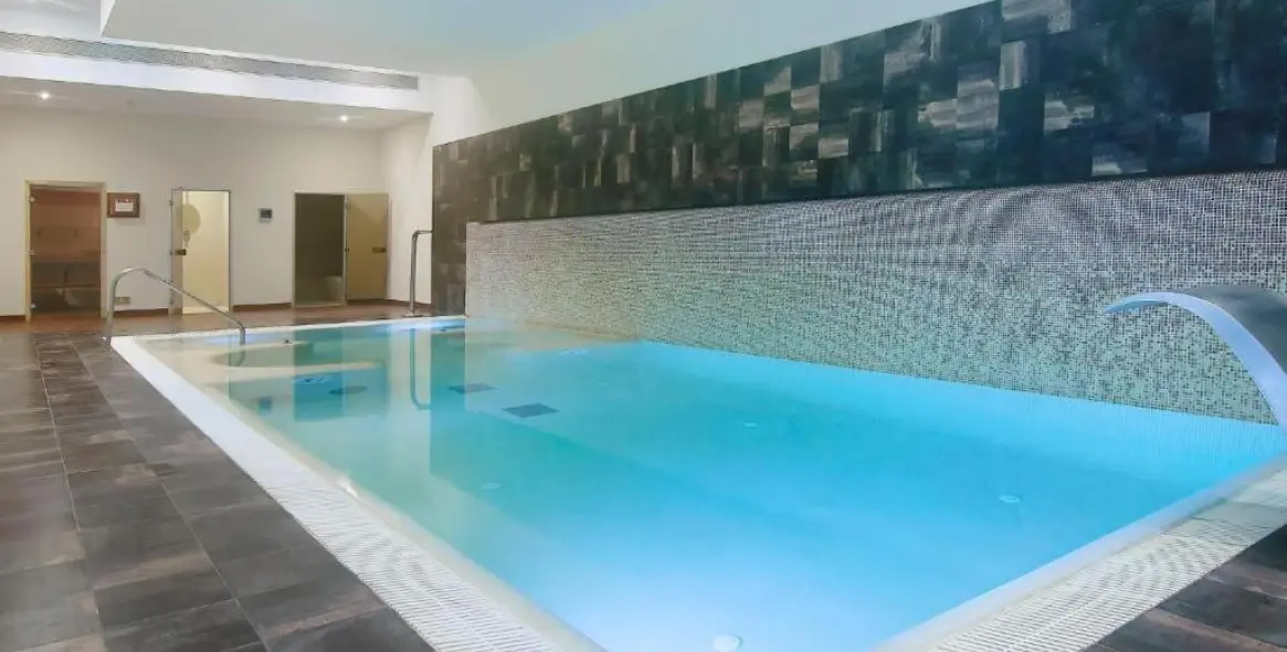 Alquiler a corto plazo de apartamento en planta media en Estepona 12