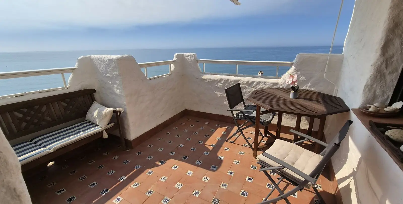 Venta de apartamento en planta media en Estepona 1