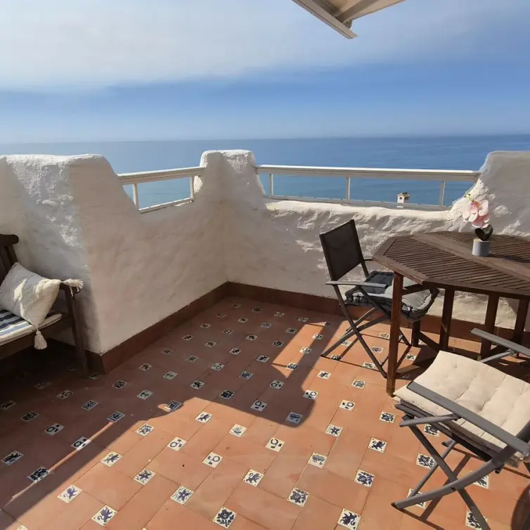 Sale of middle floor apartment in Estepona