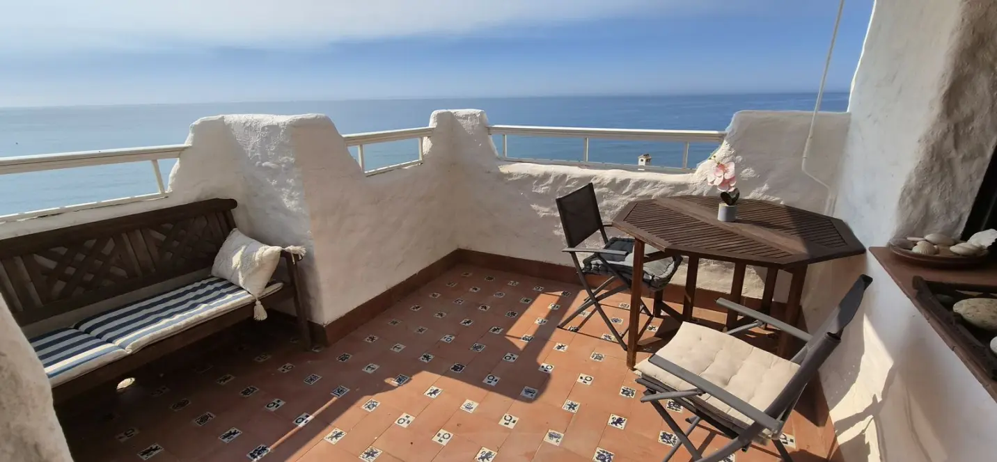 Sale of middle floor apartment in Estepona 0