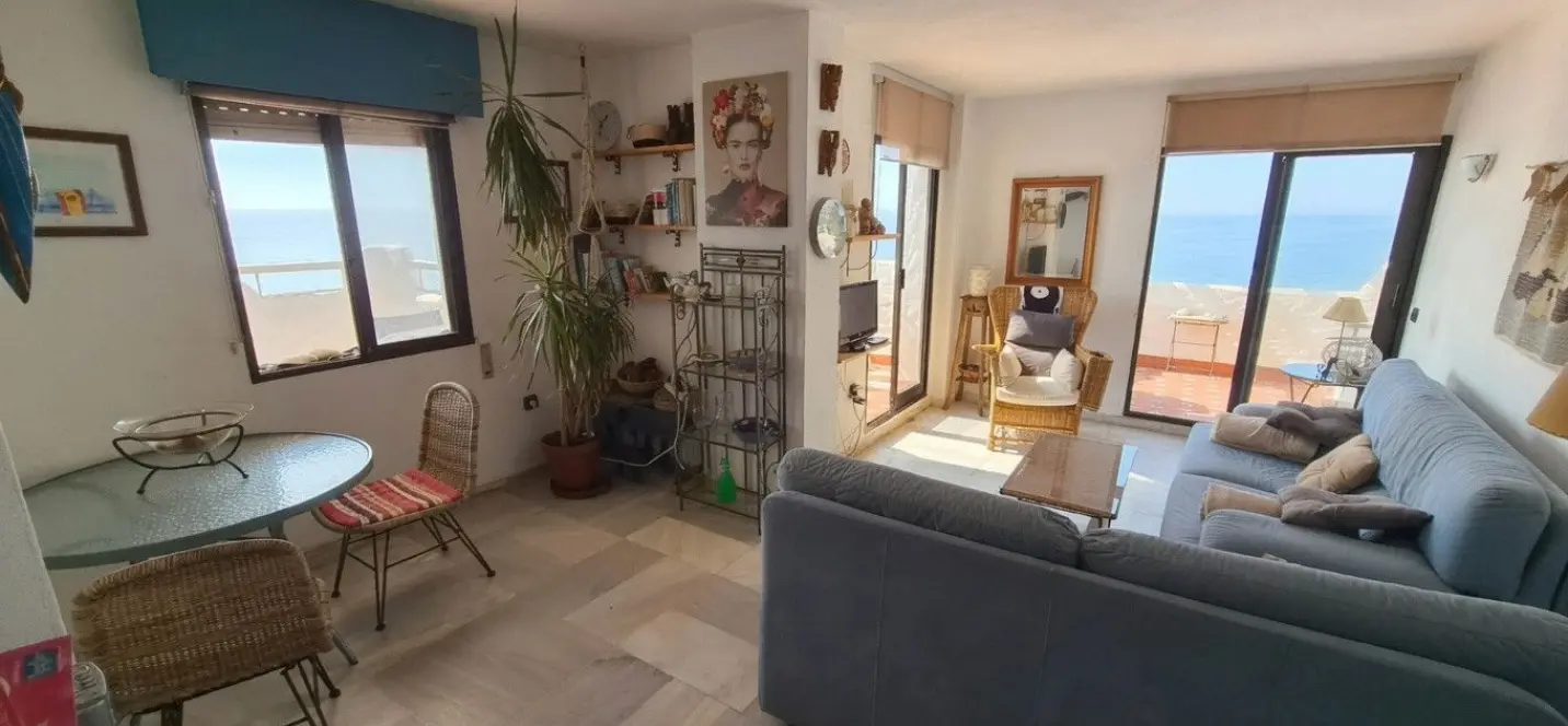 Sale of middle floor apartment in Estepona 1