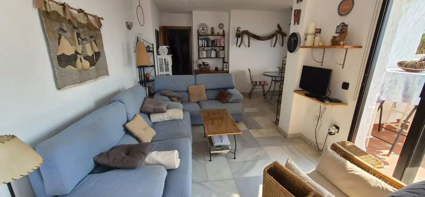 Sale of middle floor apartment in Estepona 2