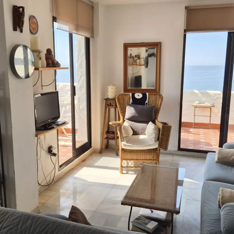 Sale of middle floor apartment in Estepona