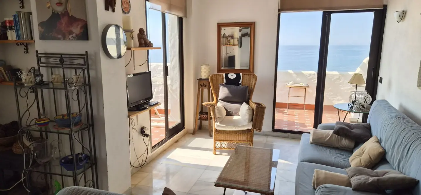 Sale of middle floor apartment in Estepona 3