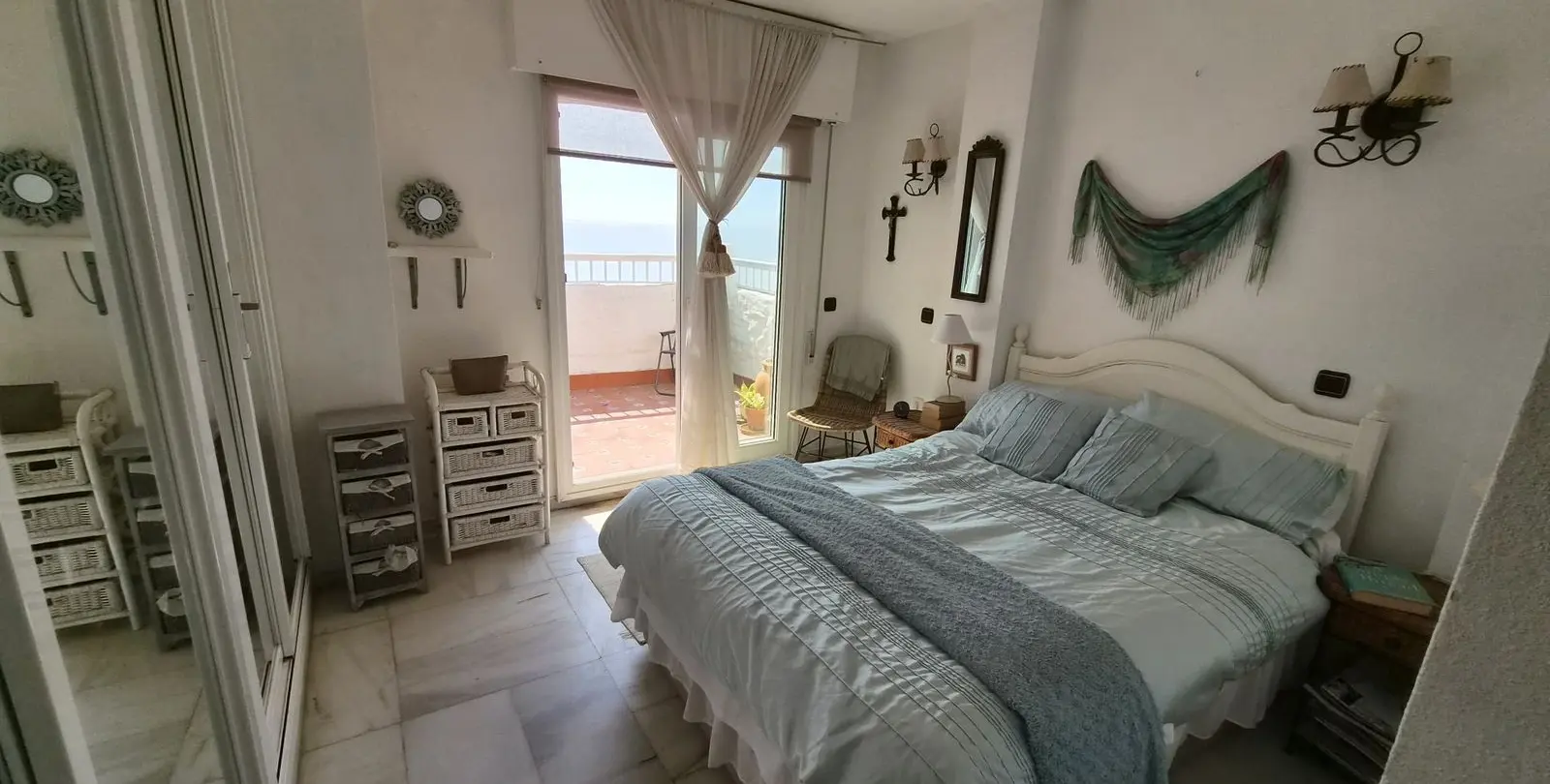 Venta de apartamento en planta media en Estepona 5