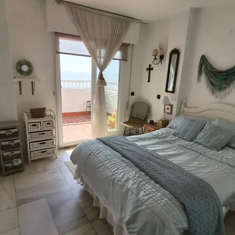Sale of middle floor apartment in Estepona
