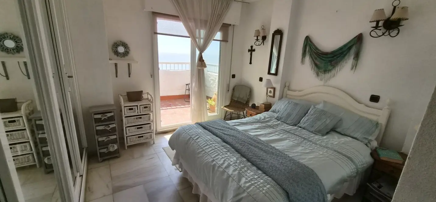 Sale of middle floor apartment in Estepona 4