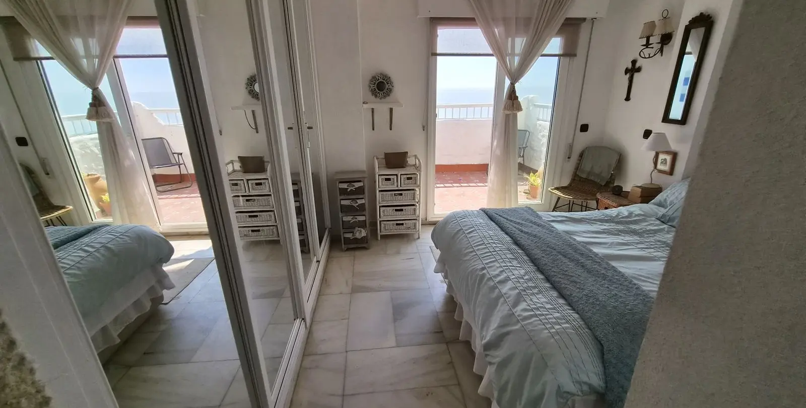 Venta de apartamento en planta media en Estepona 12