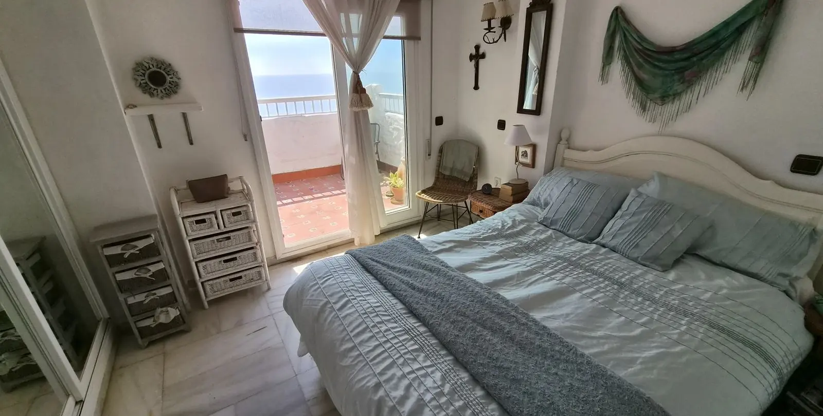 Venta de apartamento en planta media en Estepona 14