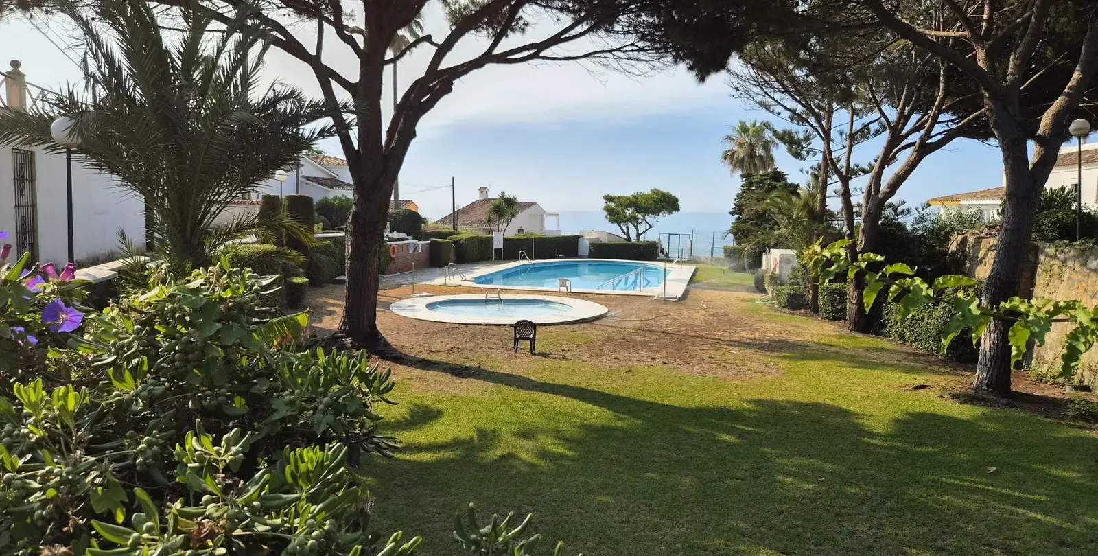 Venta de apartamento en planta media en Estepona 22