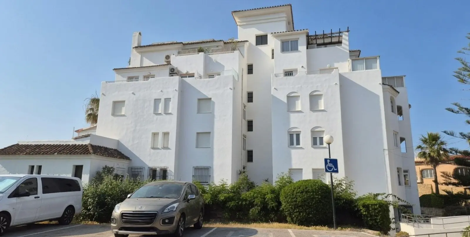 Venta de apartamento en planta media en Estepona 24