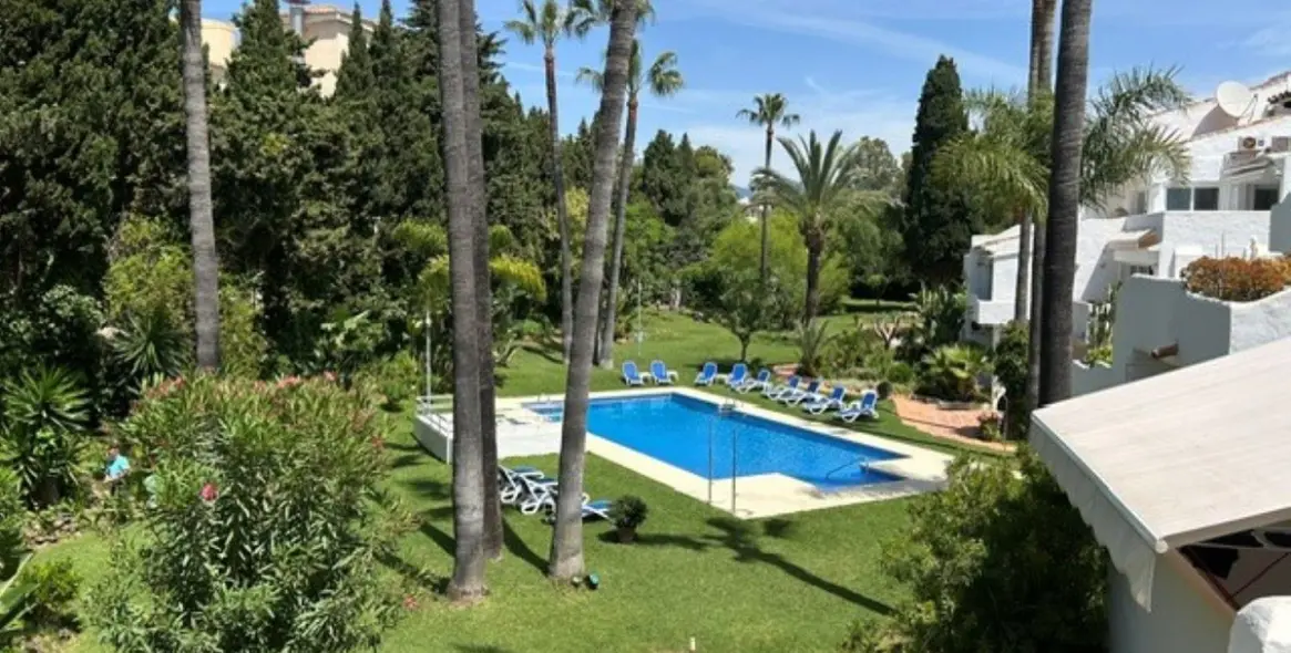 Venta de apartamento en planta media en Puerto Banús 1