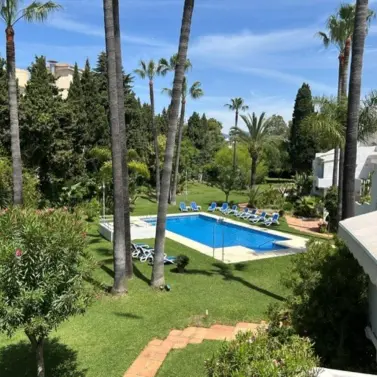 Venta de apartamento en planta media en Puerto Banús