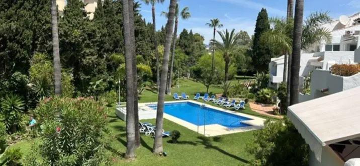 Venta de apartamento en planta media en Puerto Banús 0