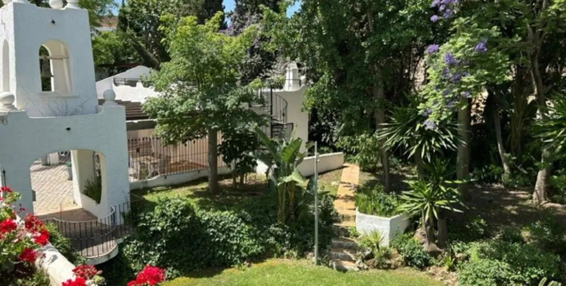 Venta de apartamento en planta media en Puerto Banús 2