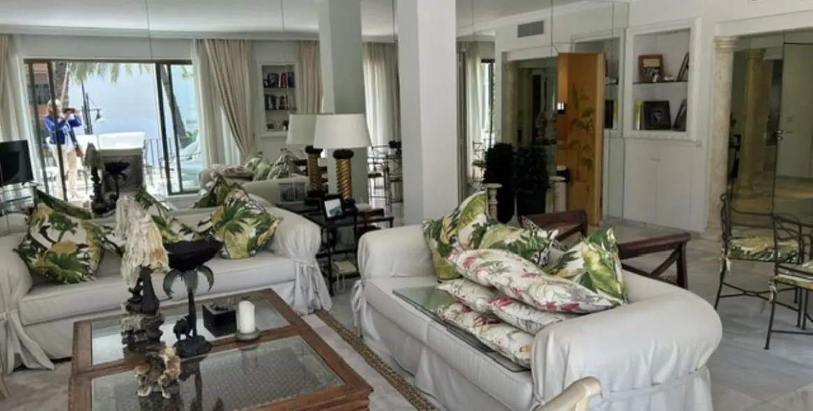 Venta de apartamento en planta media en Puerto Banús 3