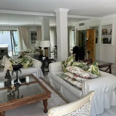 Venta de apartamento en planta media en Puerto Banús
