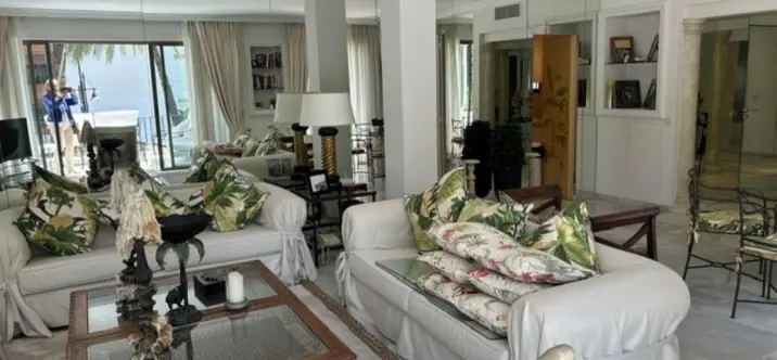 Venta de apartamento en planta media en Puerto Banús 2