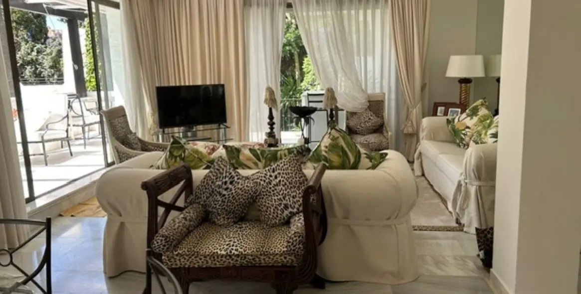 Venta de apartamento en planta media en Puerto Banús 6