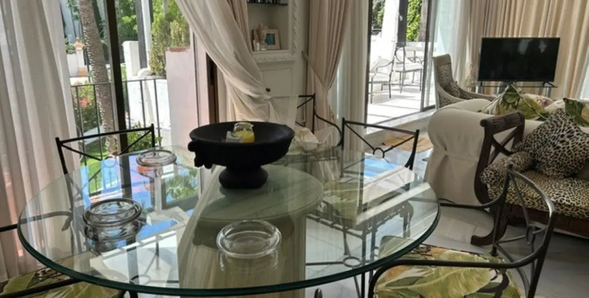 Venta de apartamento en planta media en Puerto Banús 8
