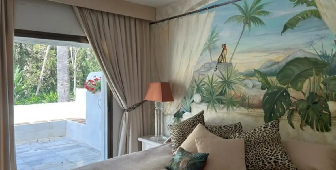 Venta de apartamento en planta media en Puerto Banús 13