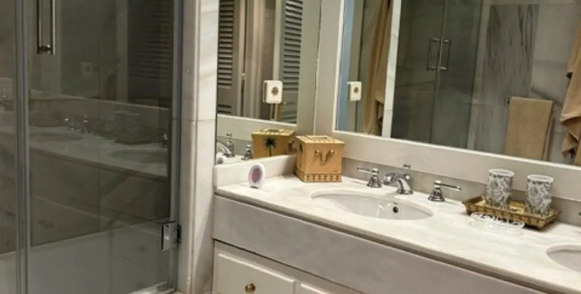 Venta de apartamento en planta media en Puerto Banús 15