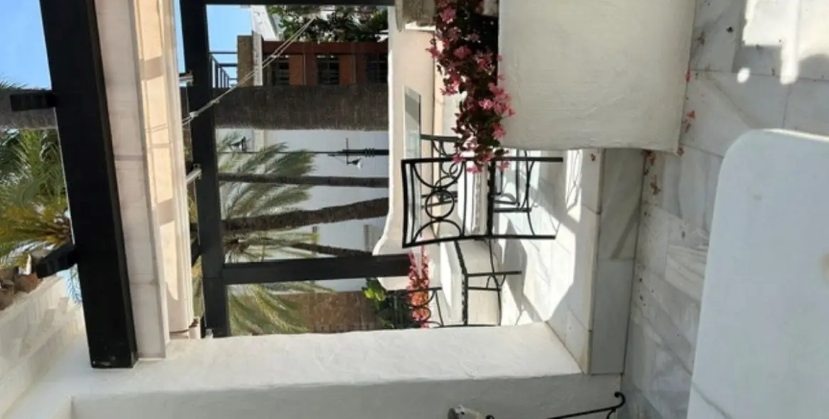 Venta de apartamento en planta media en Puerto Banús 16
