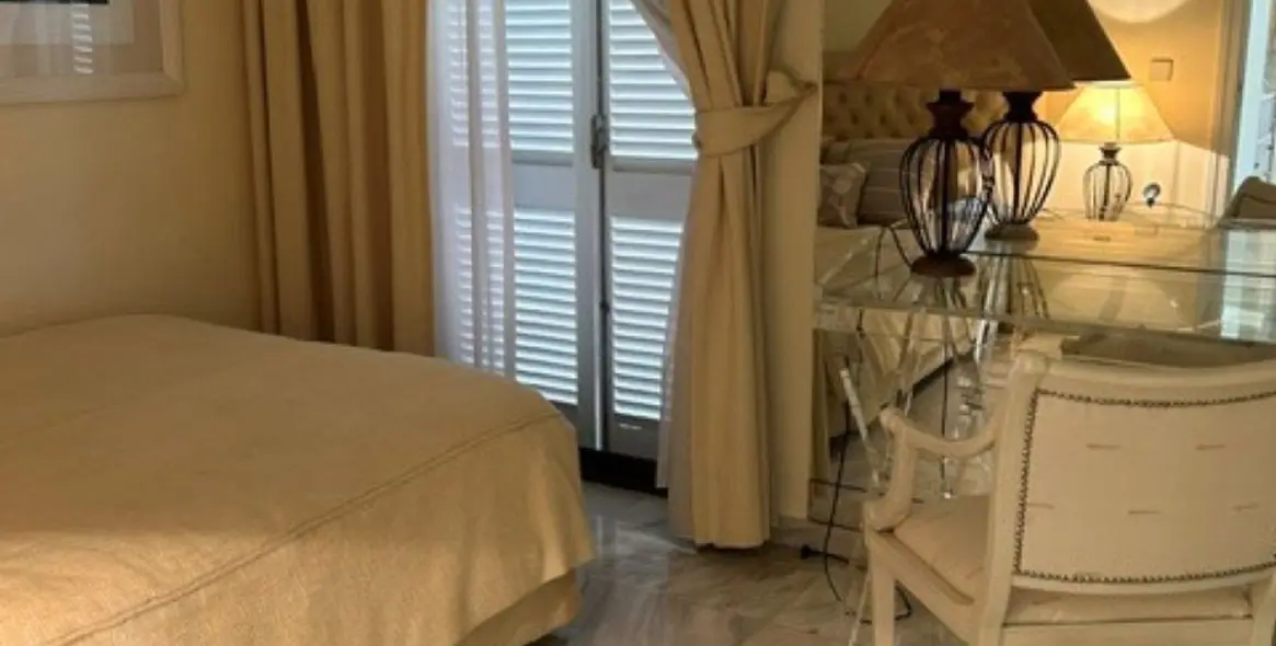 Venta de apartamento en planta media en Puerto Banús 22