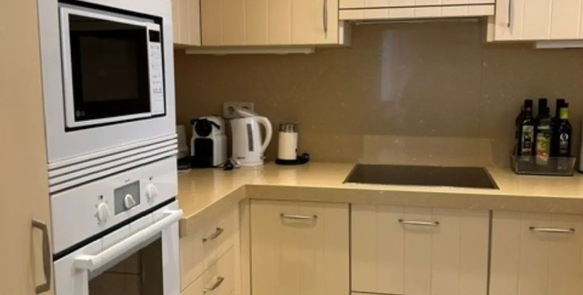 Venta de apartamento en planta media en Puerto Banús 23